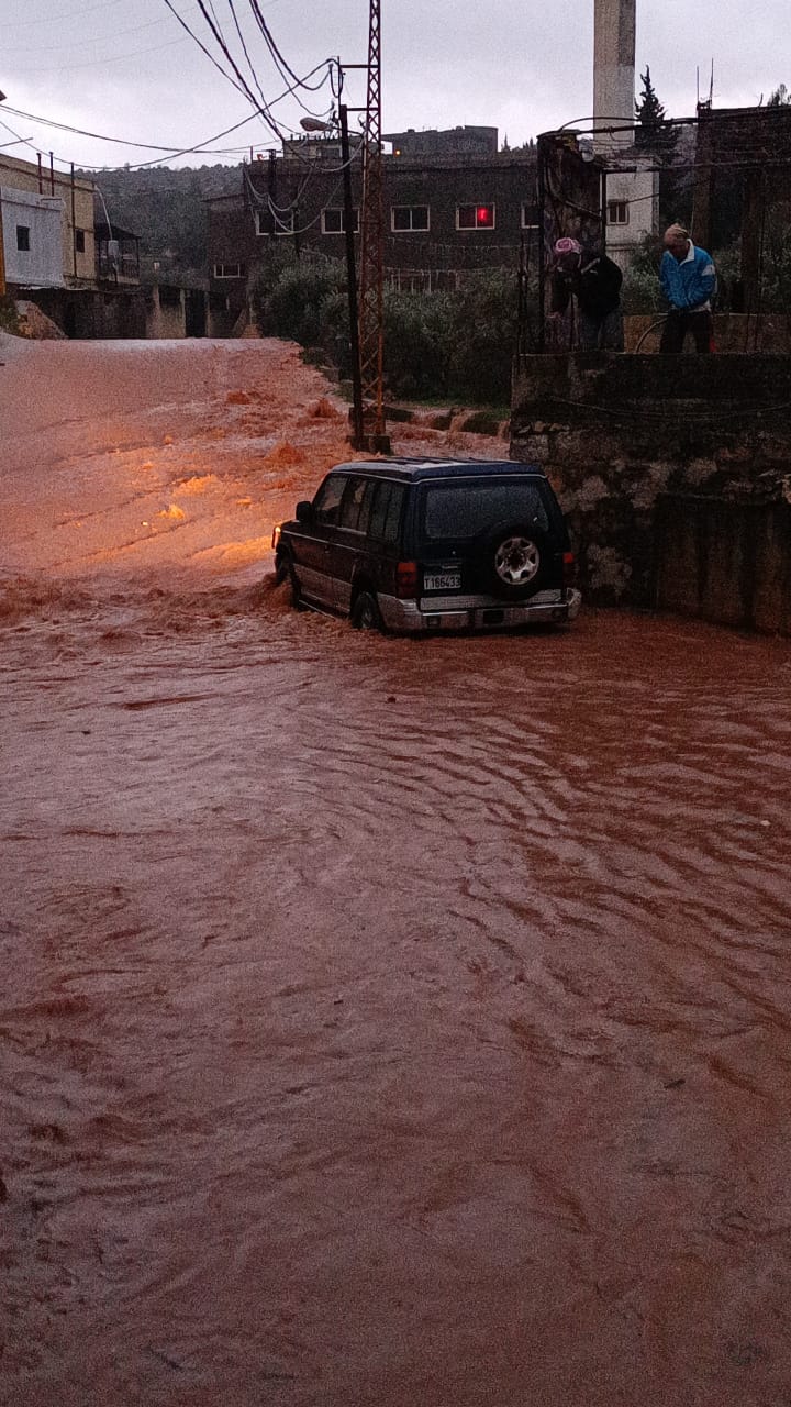 الأمطار تحول الشوارع في عكار إلى أنهار... المياه اقتحمت المنازل ومخيمات النازحين (صور - فيديو)